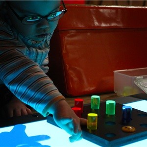 Světlo je náš kamarád. Pracujeme se zajímavými osvětlenými hračkami, které pomáhají upoutat pozornost dětí.