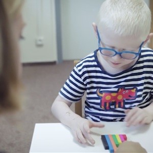 Podporujeme studenty během vzdělávacího období ve školských zařízeních i v místě jejich bydliště.