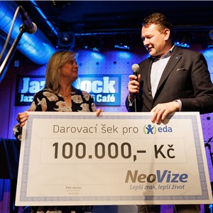 Předání dárkového šeku od společnosti NeoVize s.r.o. na benefičním koncertě pro EDU.