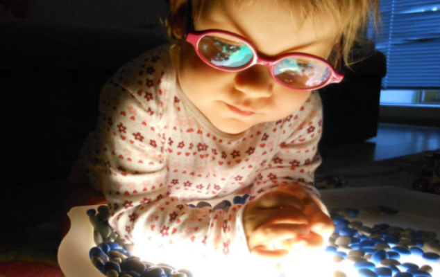 Průsvitný podnos na světelný panel