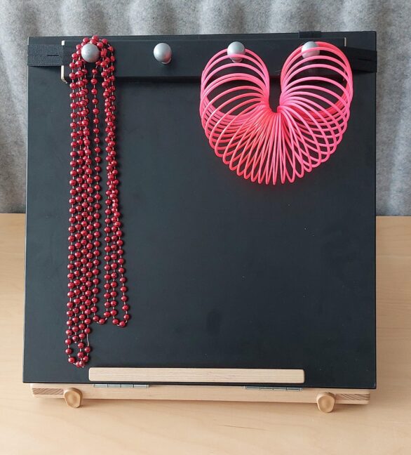 Další možnost využití černé sklopné desky sklopná deska s věšáčken