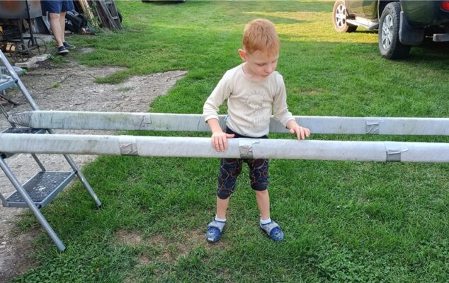 “Chodníček” ze žebříku a židlí